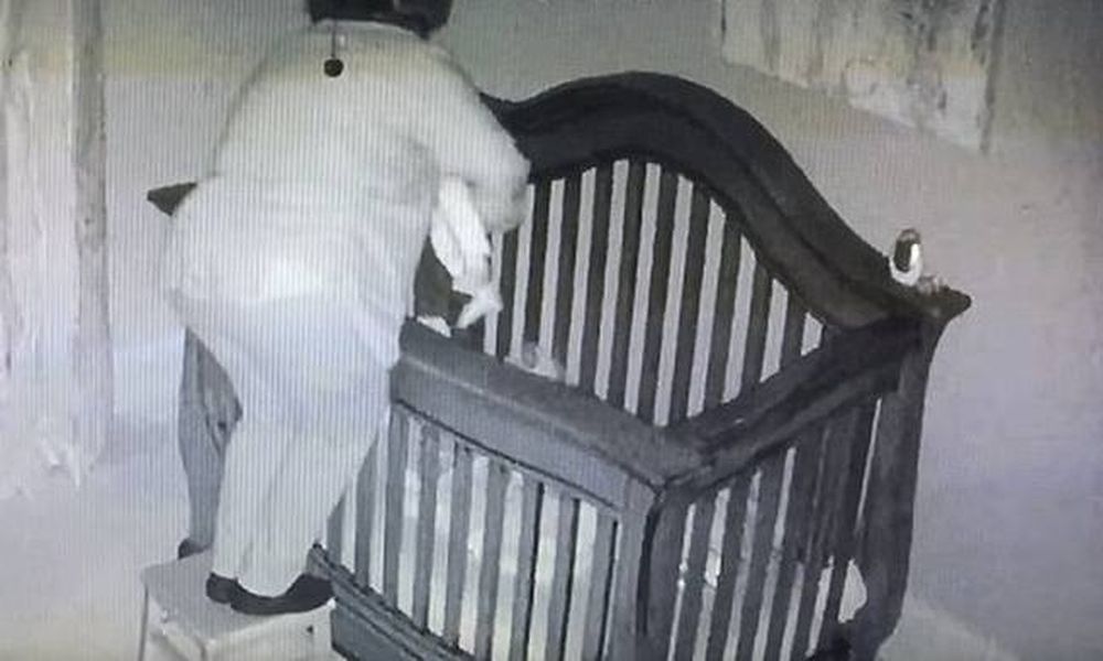 Απίστευτη τούμπα γιαγιάς στην προσπάθειά της να βάλει το μωρό στην κούνια! (vid)