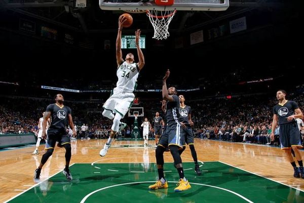 NBA: Μυθικός «Giannis» κόντρα στους «πολεμιστές» (videos)