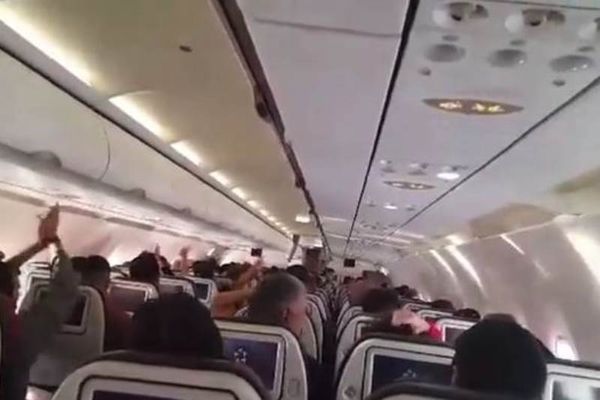Παναθηναϊκή «τρέλα» στο αεροπλάνο για Άμστερνταμ! (videos)
