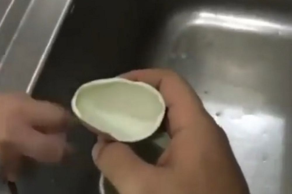 Kinder... δυσάρεστη έκπληξη! (video)