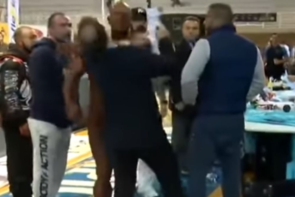 Έλληνας μπόντιμπιλντερ ξαπλώνει κριτή στο πάτωμα με χαστούκι (video)