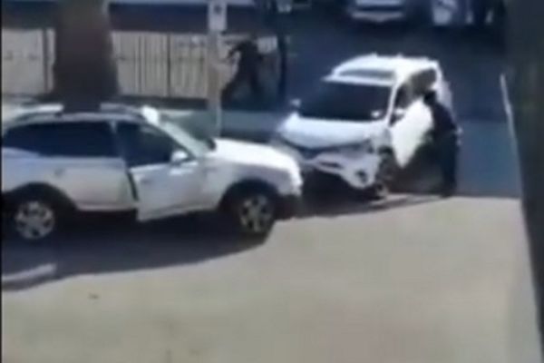 Γυναίκες σπάνε τις BMW τους έπειτα από τσακωμό (video)