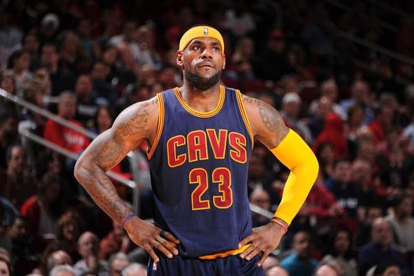 Ο Lebron αποθεώνει τον Αντετοκούνμπο