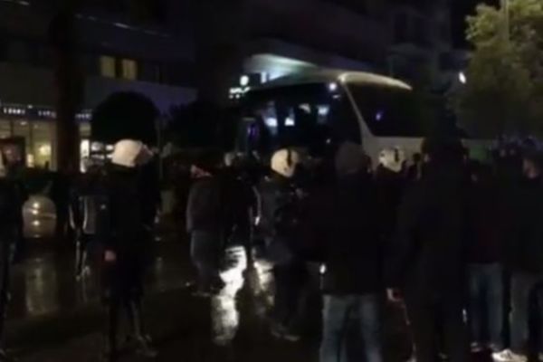 Έξαλλος ο κόσμος του Παναθηναϊκού: «Δε θα μπείτε στη Λεωφόρο ξεφτίλες -  Ιταλέ σήκω φύγε τώρα»!