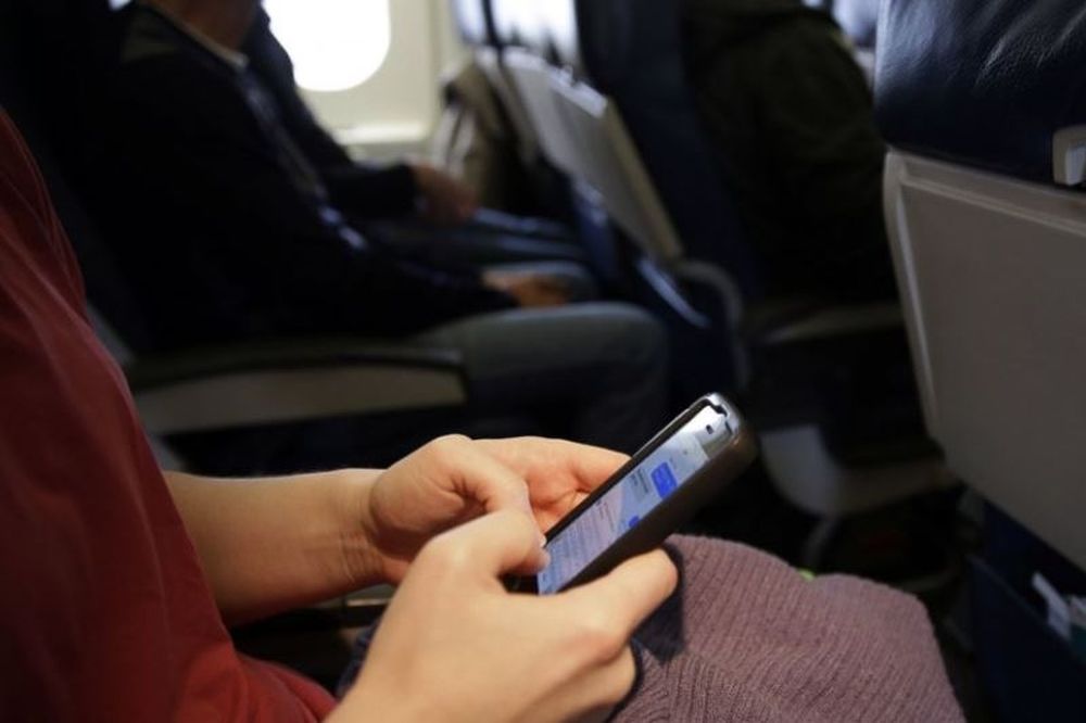 Γι’ αυτό κλείνουμε τα κινητά μας στο αεροπλάνο