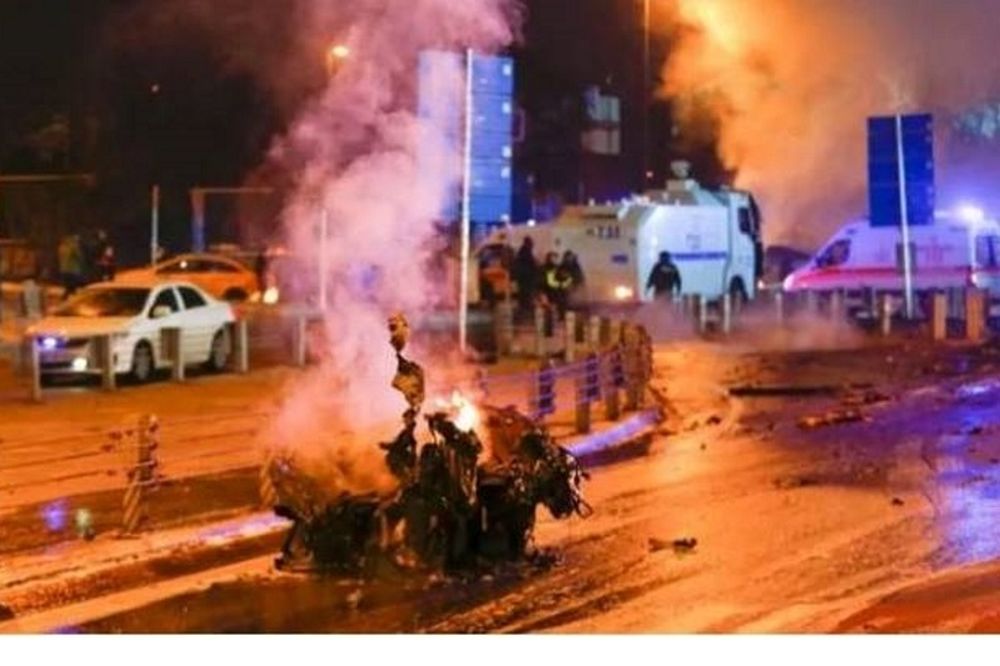 Κωνσταντινούπολη - Βίντεο σοκ: Η στιγμή που ο καμικάζι ανατινάζεται και σκορπά το θάνατο (vid)