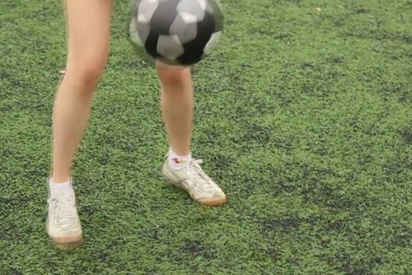 Τρελό! Δείτε τι κάνει αυτή η κοπέλα με την μπάλα (video)