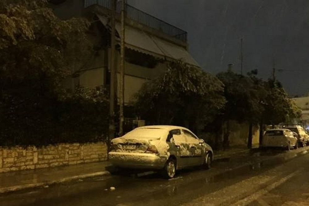Χιονιάς σαρώνει την Αθήνα: Το «έστρωσε» και στα νότια προάστια
