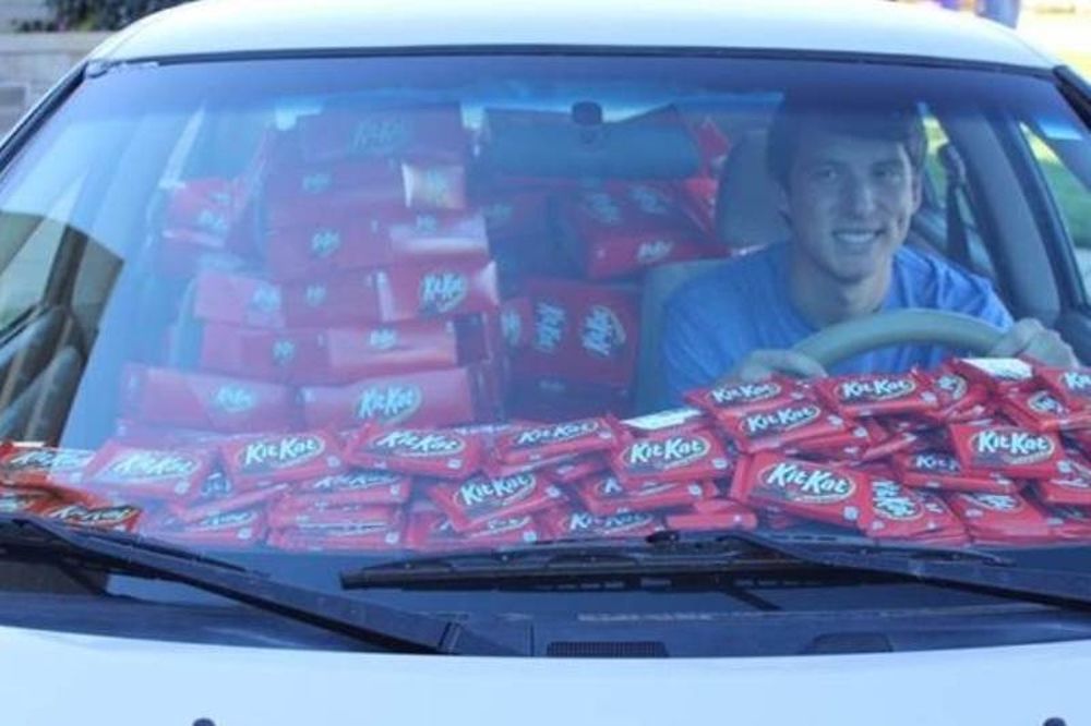 Του έκλεψαν μία Kit Kat και δες πόσες πήρε για δώρο! (video+pics)