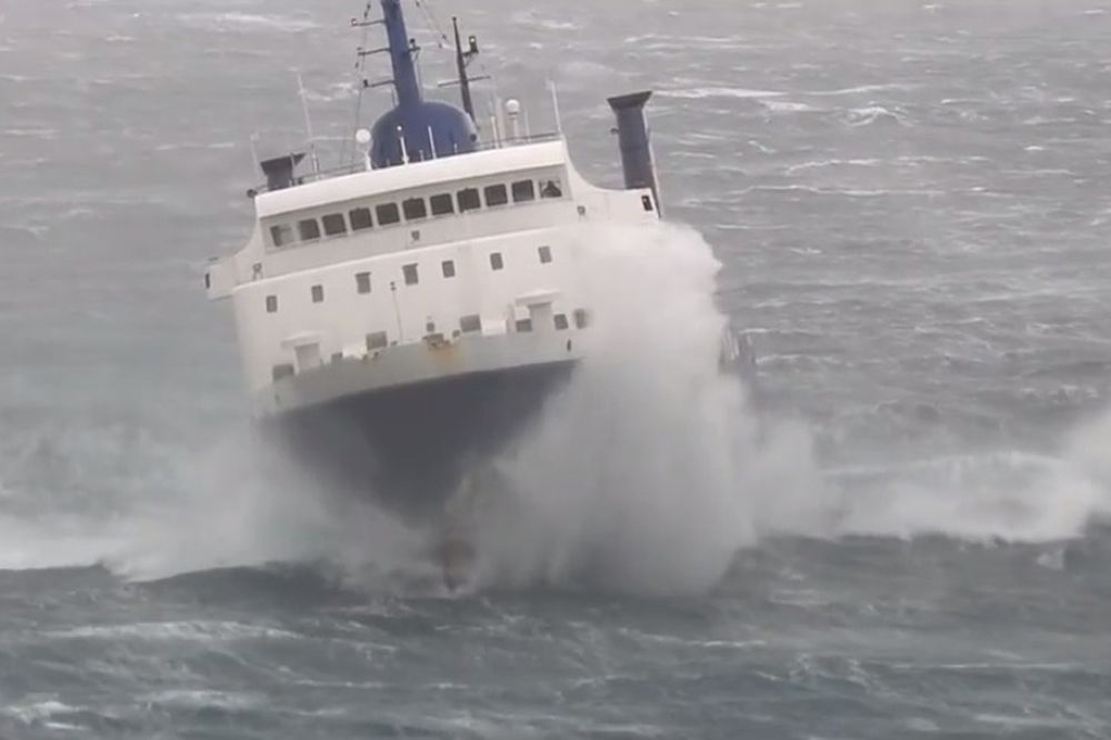 Απίστευτος Έλληνας καπετάνιος! Δαμάζει… τα κύματα με απαγορευτικό 10 μποφόρ! (video)