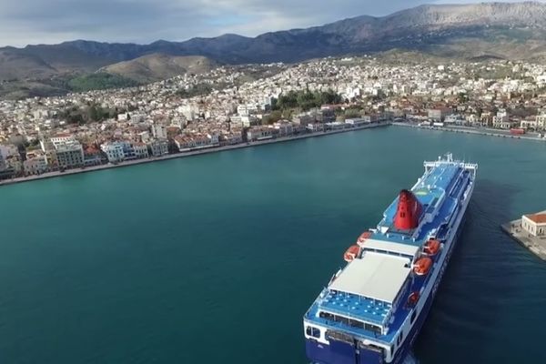 Μάγος… ο Έλληνας καπετάνιος! Επική… μανούβρα στο λιμάνι! (video)