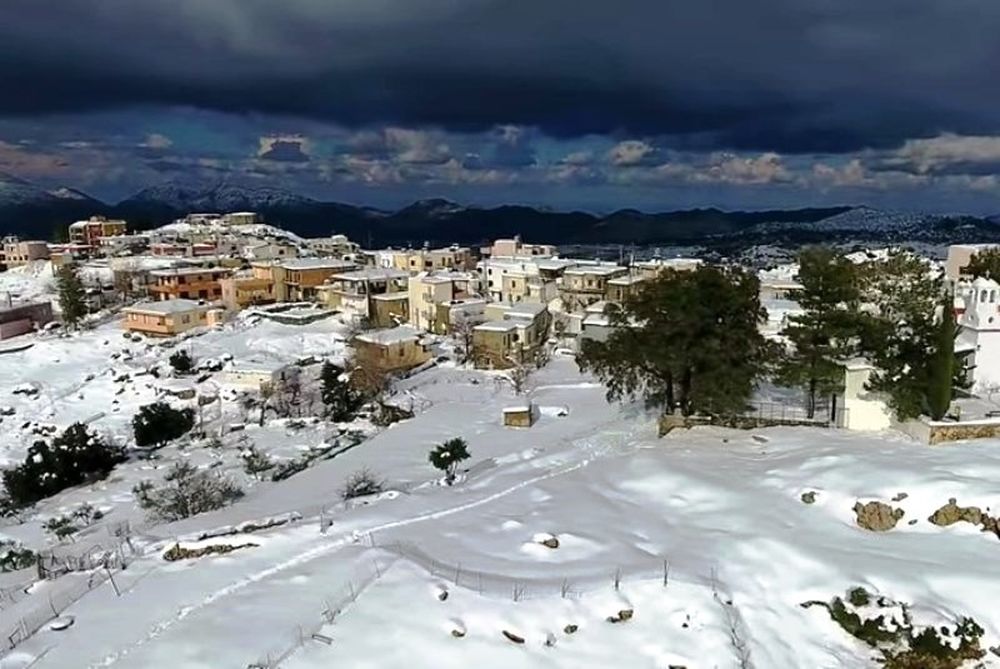 Γι’ αυτό τα «λευκά» Ανώγεια έχουν γίνει viral (video)