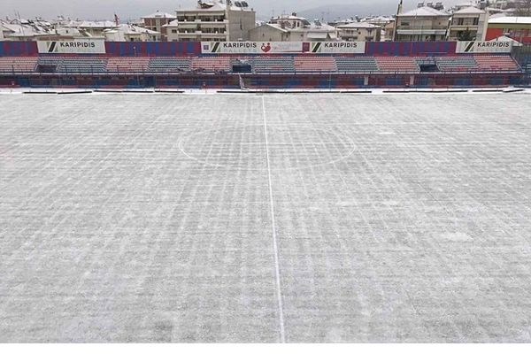 Καλύφθηκε με χιόνι το Στάδιο της Βέροιας