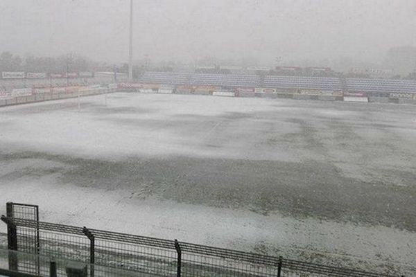 Καλύφθηκε από χιόνι το γήπεδο του Πλατανιά (pics)