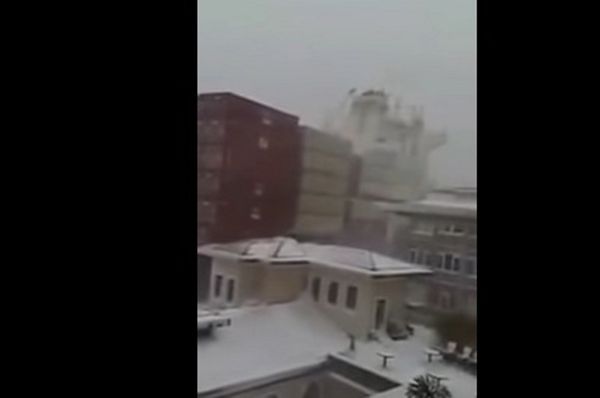 Τεράστιο πλοίο «φίλησε» παραλία της Κωνσταντινούπολης (video)