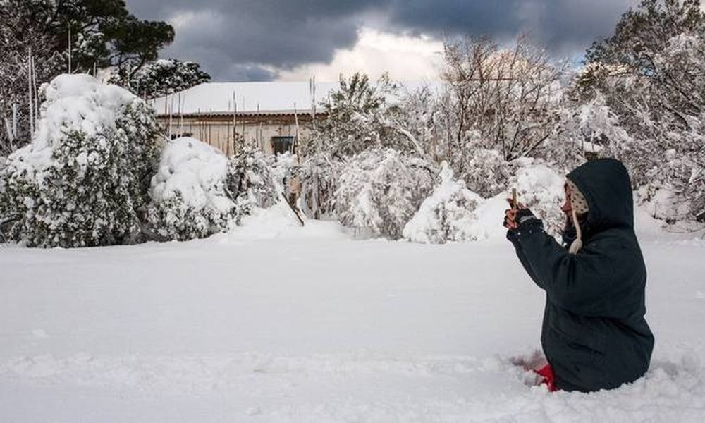 Καιρός: Χιόνια και πολικό ψύχος μέχρι την Πέμπτη - Πού θα το στρώσει τις επόμενες ώρες