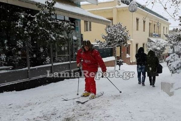 ΕΠΙΚΟ! Κάνουν σκι στο κέντρο της Λαμίας! (photos+video)