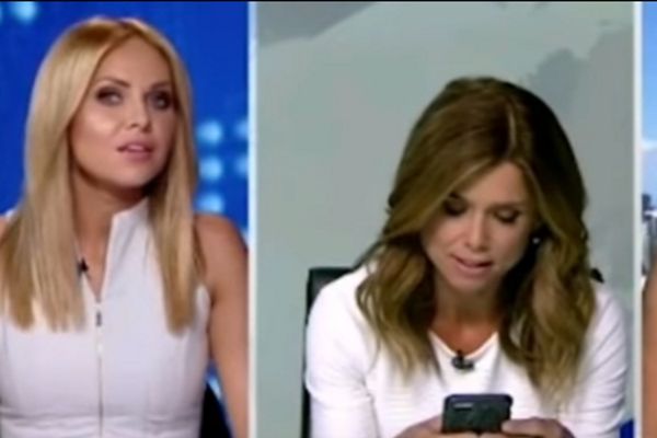 Παρουσιάστρια αναγκάζει τη συνάδελφό της να φορέσει ζακέτα (video)