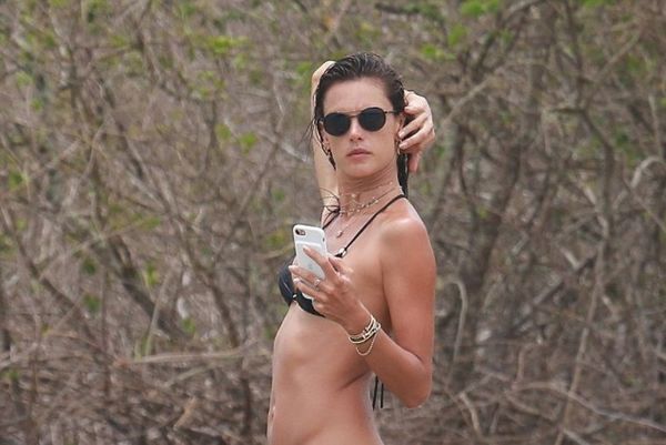 Σκέτη κόλαση με μαύρο μπικίνι η Alessandra Ambrosio! (photos)