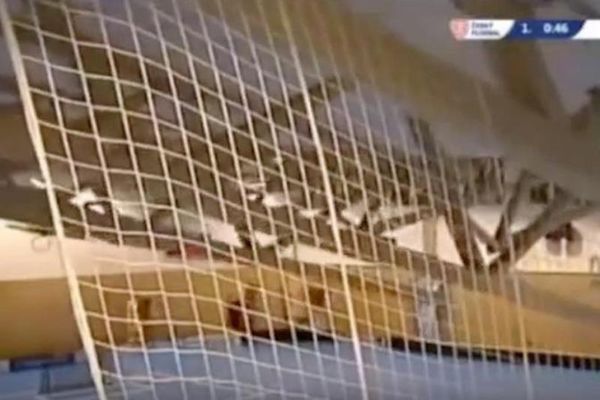 Σοκ! Κατέρρευσε οροφή γηπέδου την ώρα του αγώνα (video)