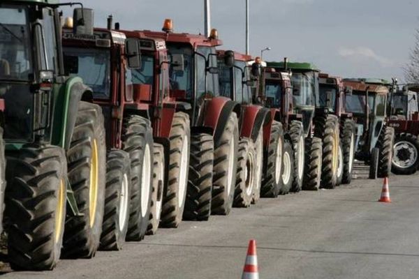 Μπλόκα αγροτών: Κλειστή επ΄αορίστον η εθνική οδός στον κόμβο της Νίκαιας