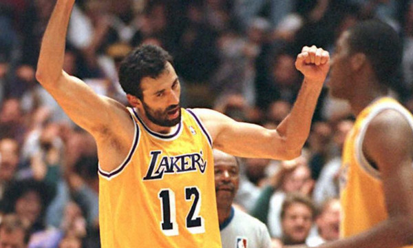 O Divac σε έξι υπέρτατα GIF