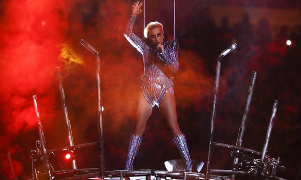 Super Bowl 2017: Καυτή εμφάνιση από Lady Gaga με κορμάκι στον τελικό!