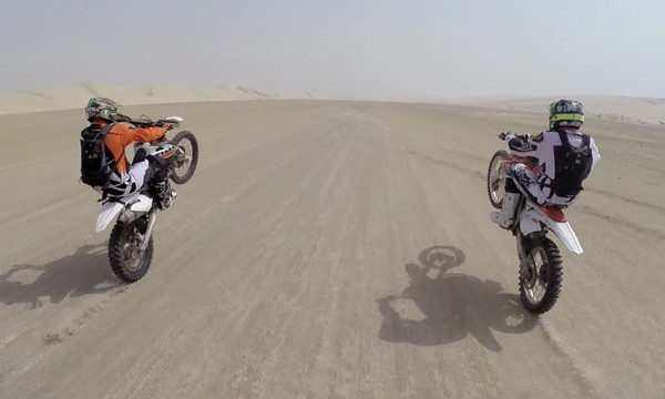 Δεν υπάρχει: Dirt Bike προσγειώνεται σε Jeep στην έρημο 