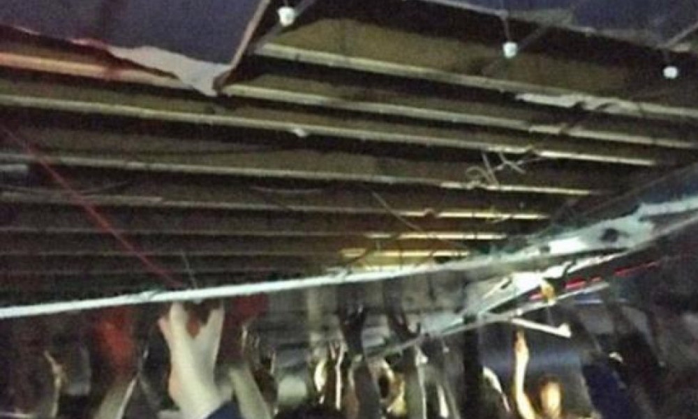  Απίστευτο: Έπεσε η οροφή σε κλαμπ του Μάντσεστερ και οι άνθρωποι την κράταγαν με τα χέρια τους! 