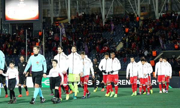 Οι Τούρκοι σήκωσαν πανό για την Ελλάδα (photo)