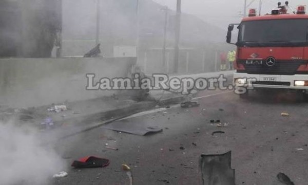 Εικόνες φρίκης από πολύνεκρο τροχαίο στην εθνική οδό Αθηνών - Λαμίας (pics&vid)