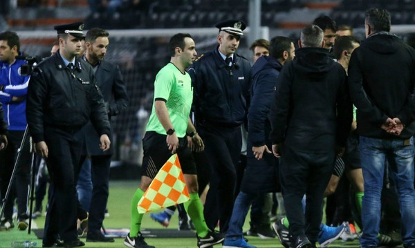 Απίστευτο: Ερωτικό μήνυμα στον… επόπτη!
