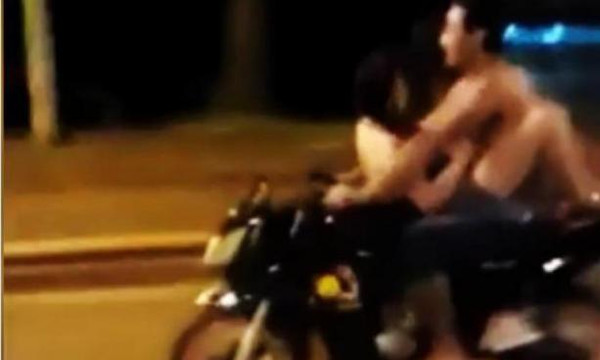 Επικοί: Έκαναν σεξ εν κινήσει πάνω σε μοτοσικλέτα!
