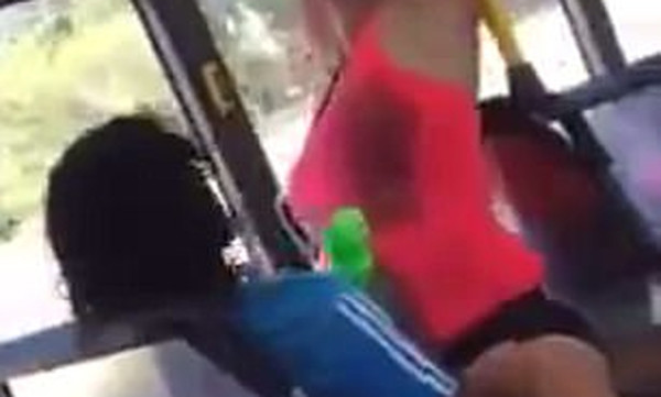 Viral: Έκαναν σεξ μέσα στο λεωφορείο!