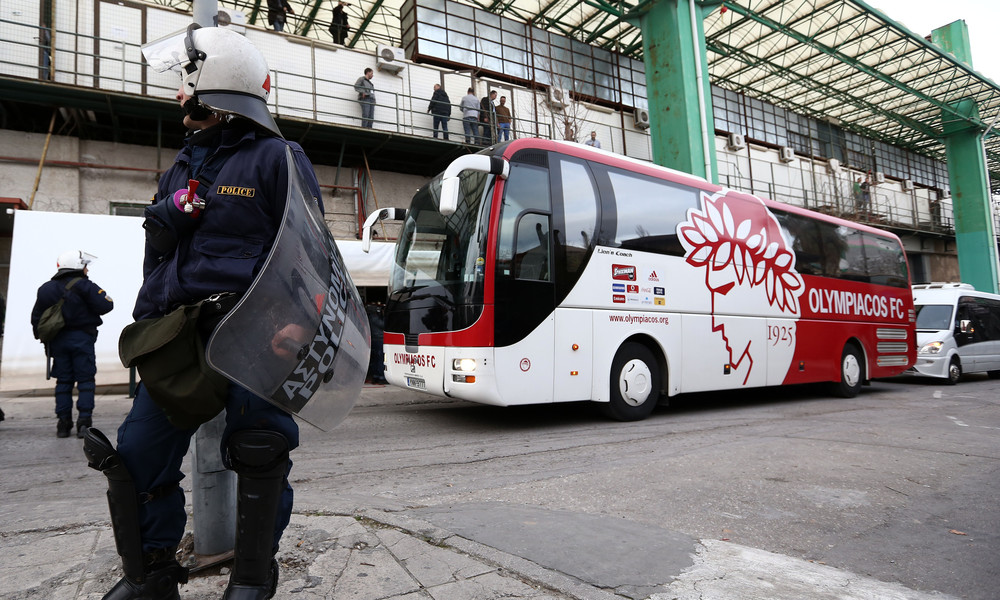 Παναθηναϊκός - Ολυμπιακός: Τράκαρε με περιπολικό το πούλμαν του Ολυμπιακού