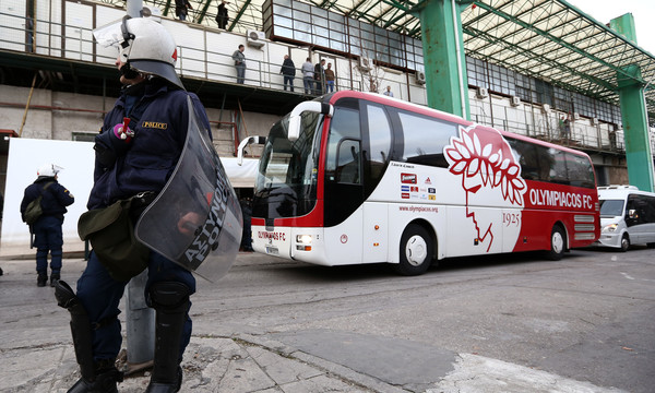 Παναθηναϊκός - Ολυμπιακός: Τράκαρε με περιπολικό το πούλμαν του Ολυμπιακού