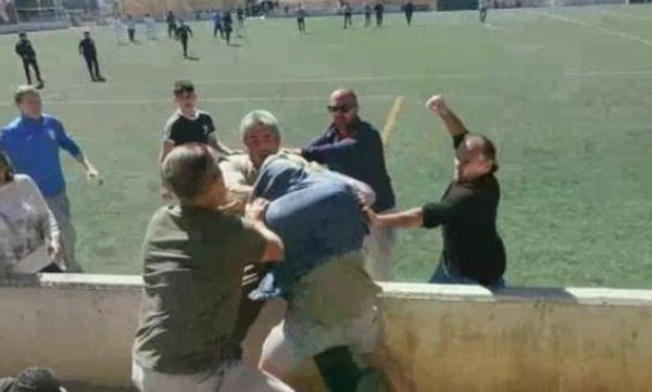Απίστευτο: Γονείς παίζουν ξύλο σε παιδικό αγώνα!