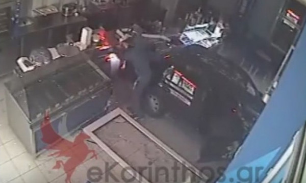 Απίστευτο βίντεο: Μπούκαρε με το αμάξι μέσα στο μαγαζί, το «άδειασε» κι έφυγε!