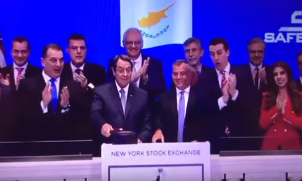 Επικό: Ο Αναστασιάδης χτυπά το σφυρί της Wall Street και αυτό προσγειώνεται σε δημοσιογράφο!