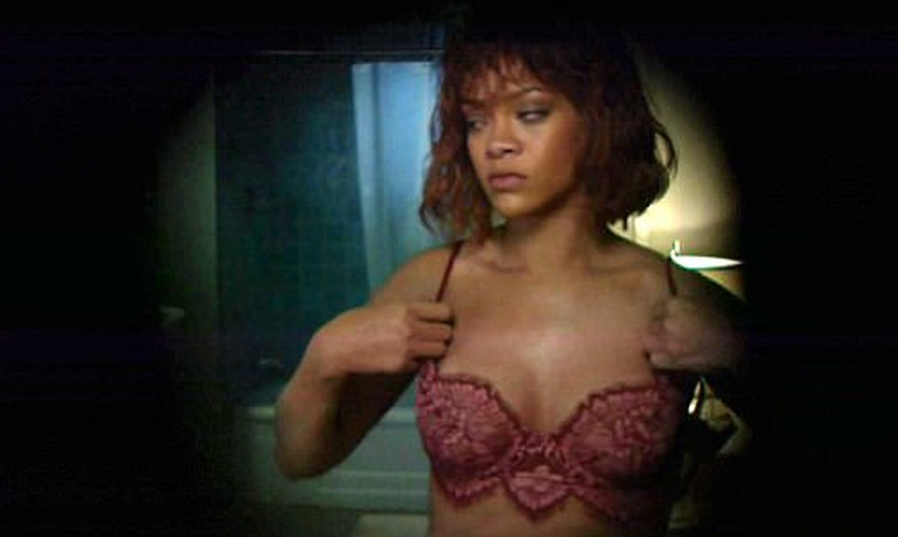Η Rihanna αναπαριστά γυμνή τη σκηνή του «Ψυχώ»!