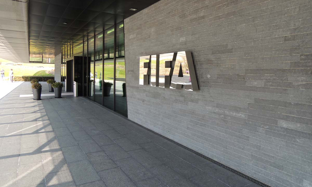 Πρωτοφανές περιστατικό για FIFA: Ποδοσφαιριστής απειλήθηκε με όπλο για να λύσει το συμβόλαιό του