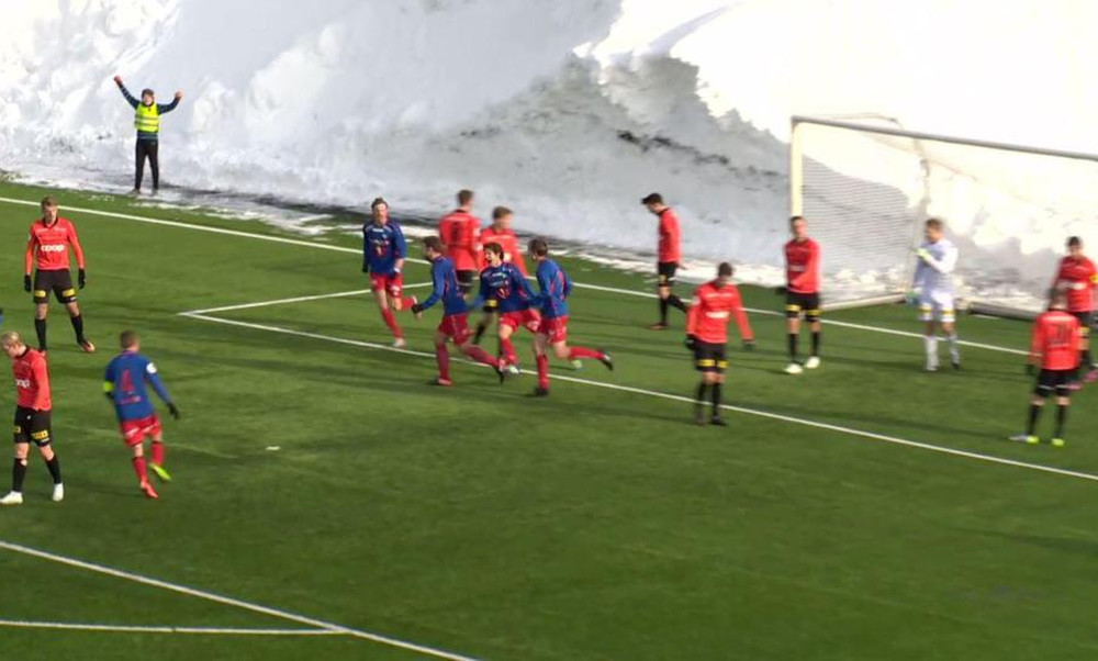 Δεν υπάρχει: Γήπεδο… πνίγεται από τα χιόνια!