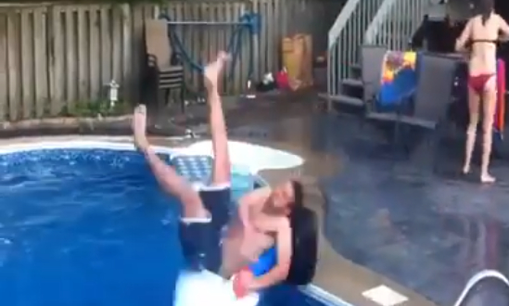 Επικό βίντεο: Ο ένας τα καταφέρνει, ο άλλος τα… γκρεμίζει όλα!