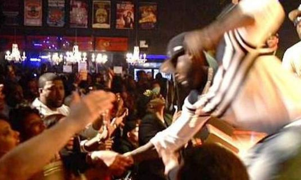 Σοκ: Ο 50 Cent έριξε γροθιά σε θαυμάστρια πάνω στη σκηνή!
