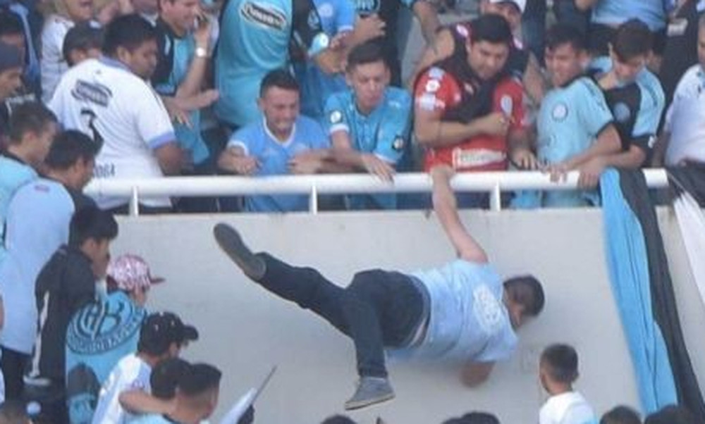 Σοκ: Καρέ-καρέ η βουτιά θανάτου του οπαδού της Μπελγκράνο!