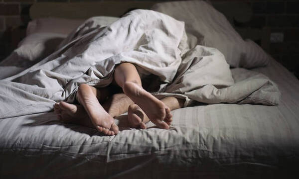 Βρήκε τη σύντροφό του με άλλον στο κρεβάτι, η αντίδραση του έγινε Viral