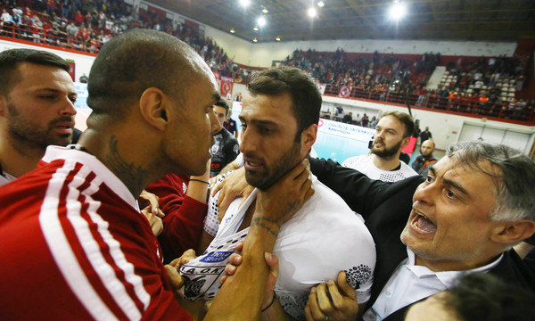 Ολυμπιακός – ΠΑΟΚ: Τρομερές καταγγελίες, οπαδοί του Ολυμπιακού πέταξαν κροτίδα στα αποδυτήρια