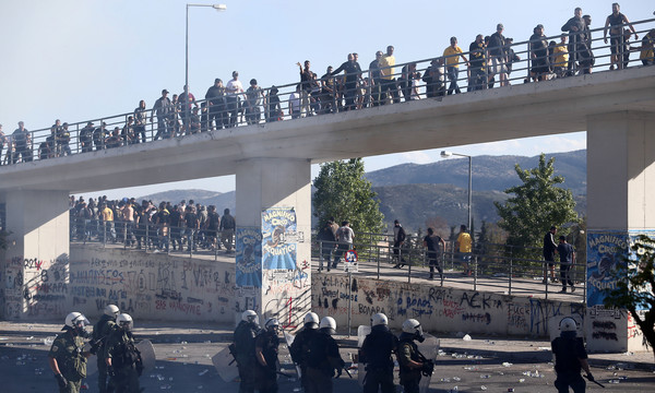 ΠΑΟΚ-ΑΕΚ: Γιατί η αστυνομία δεν μπορεί να σταματήσει το ξύλο στην αερογέφυρα