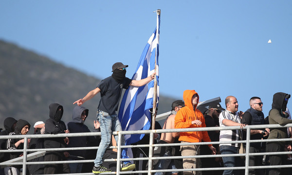 ΠΑΟΚ-ΑΕΚ: Αίσχος - Προσπάθησαν να ξηλώσουν το κοντάρι με την ελληνική σημαία για να πλακωθούν!