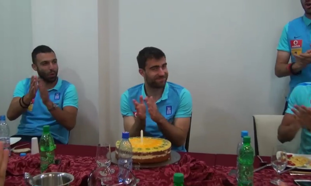  Η τούρτα έκπληξη και η ευχή του Παπασταθόπουλου (video)